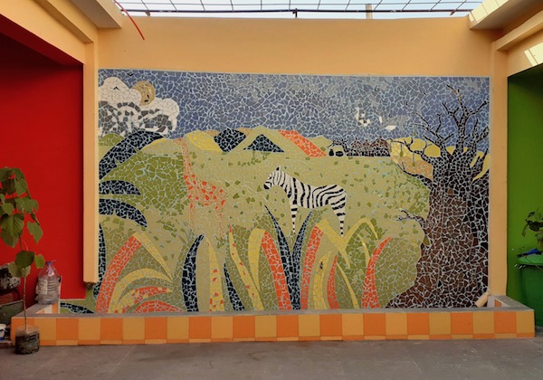 Mosaïque dans la cour de l'école, réalisée avec un chantier de jeunes français et sénégalais